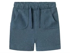 Blå sweatshorts med små lyse nister, lommer og bindebånd fra Name It 13243314 blue mirage